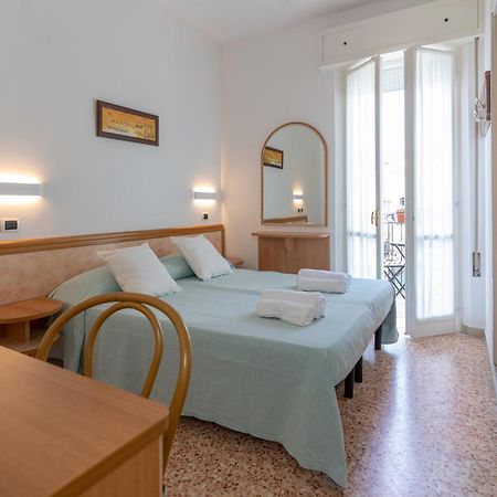 Hotel Greta B&B Rimini Exteriör bild