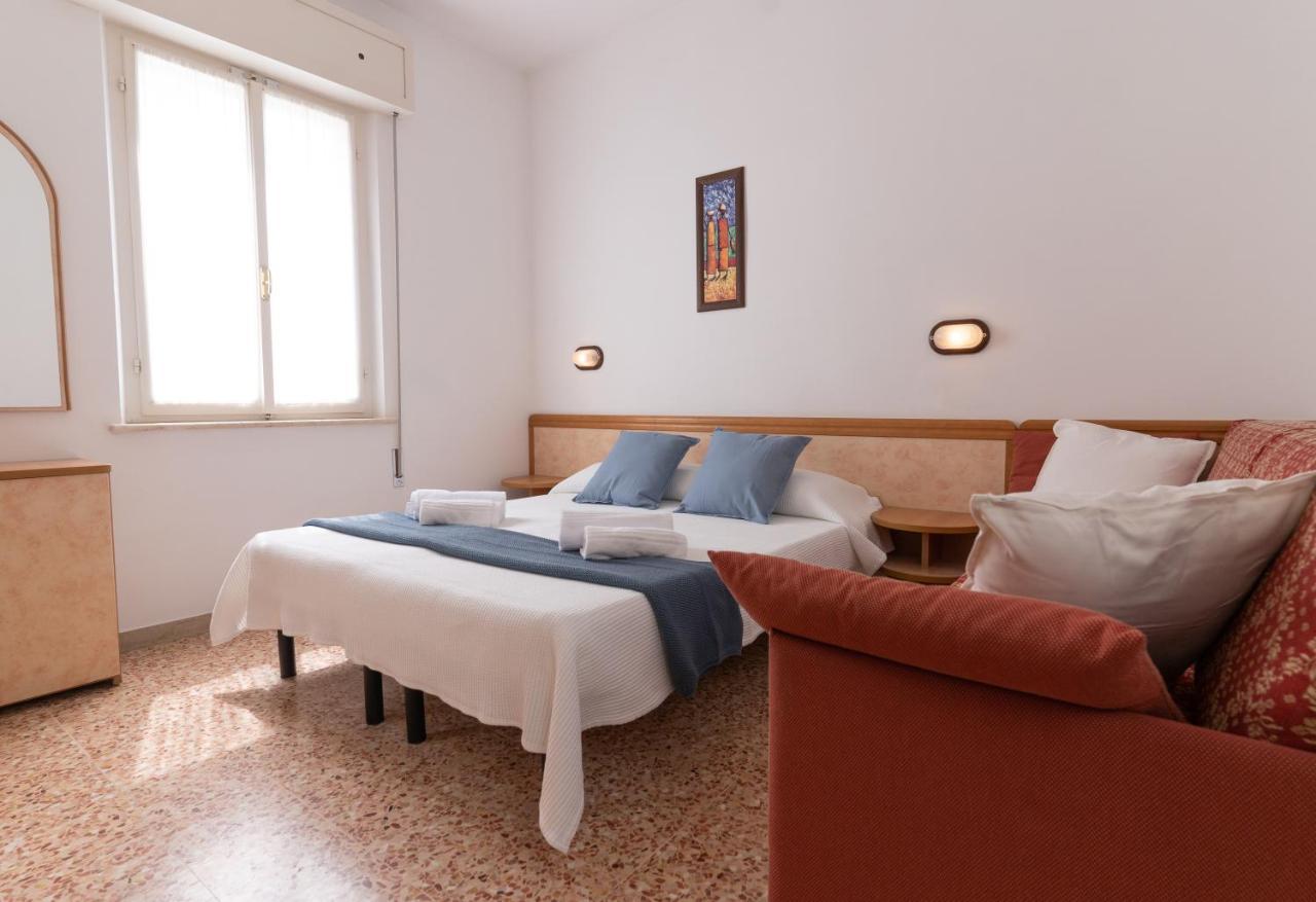 Hotel Greta B&B Rimini Exteriör bild