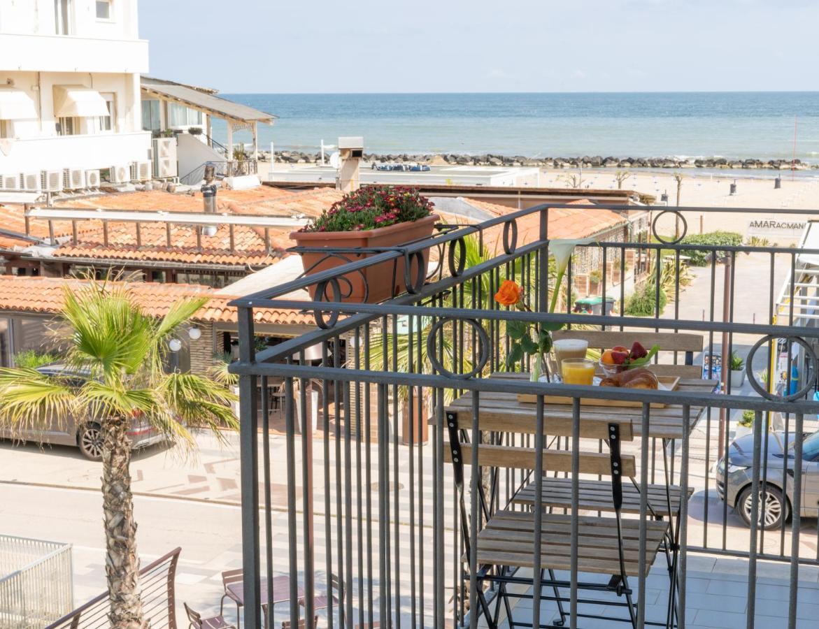 Hotel Greta B&B Rimini Exteriör bild