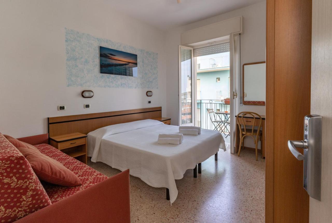 Hotel Greta B&B Rimini Exteriör bild