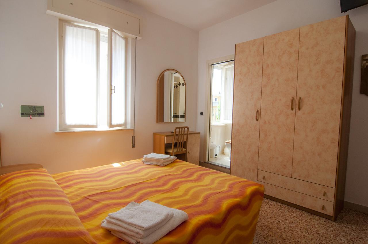 Hotel Greta B&B Rimini Exteriör bild