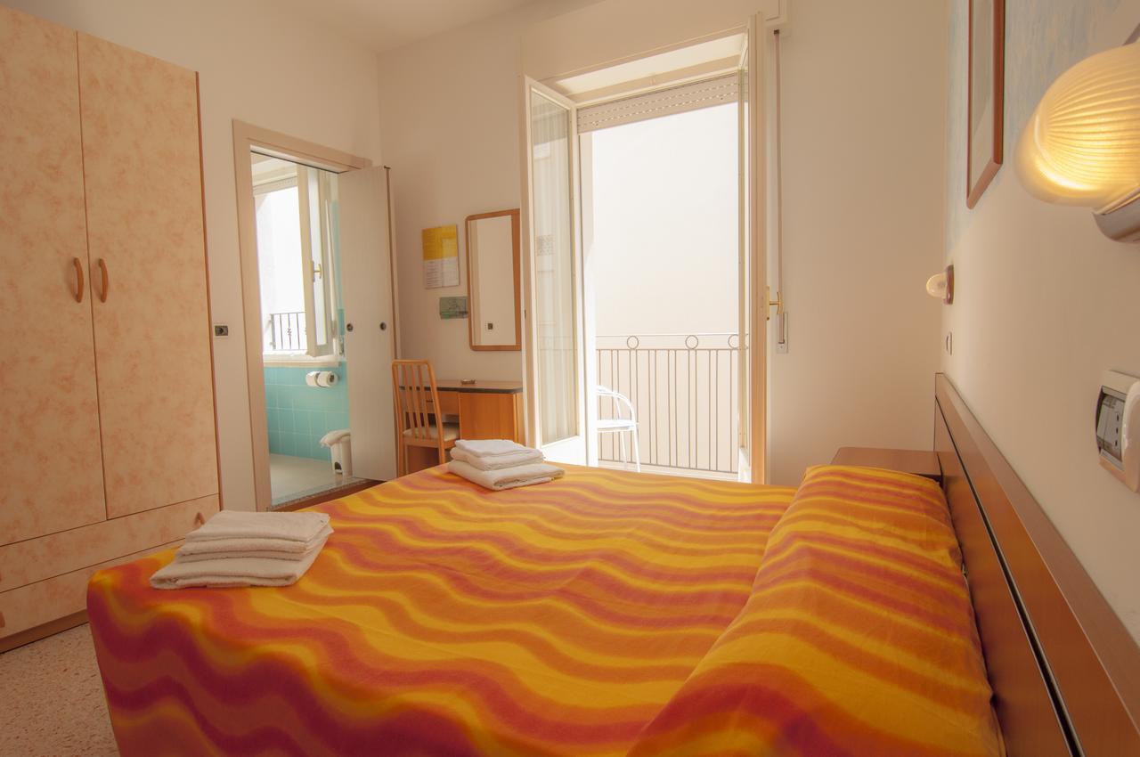 Hotel Greta B&B Rimini Exteriör bild
