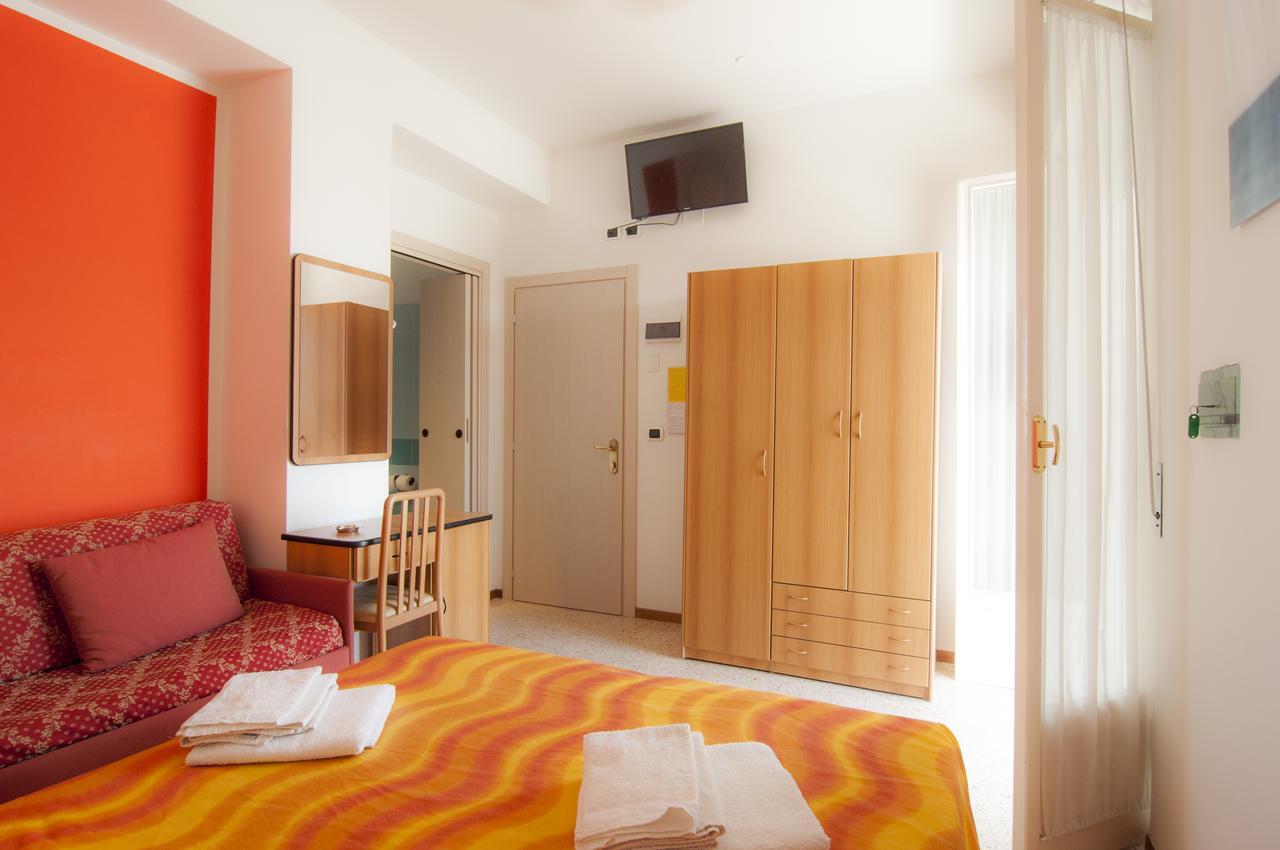 Hotel Greta B&B Rimini Exteriör bild