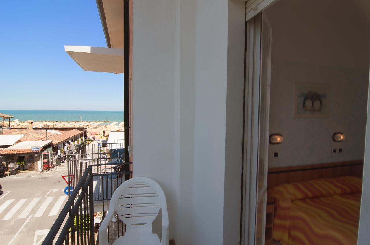 Hotel Greta B&B Rimini Exteriör bild