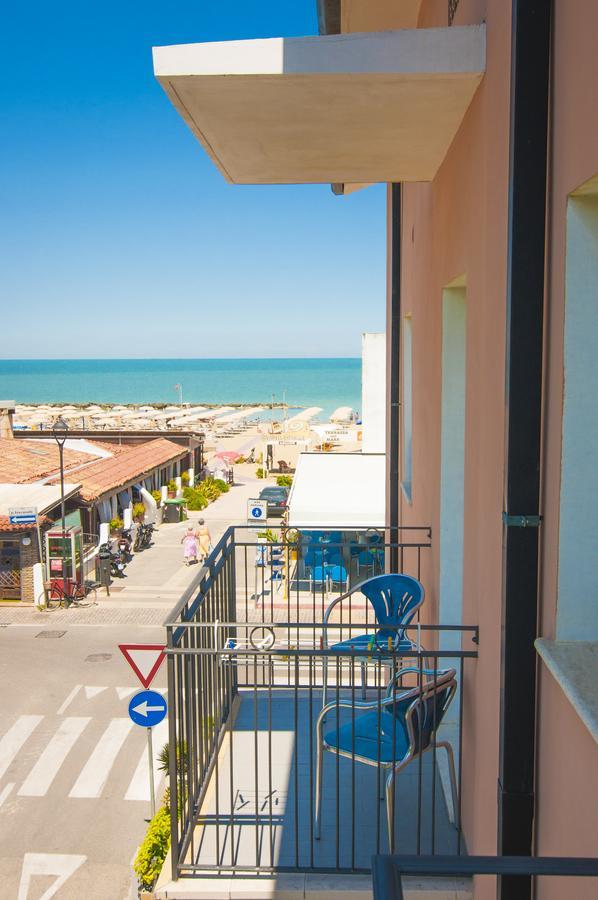 Hotel Greta B&B Rimini Exteriör bild